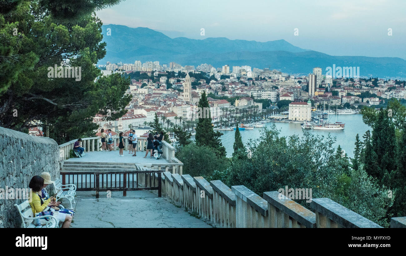 Vista dalla collina Marjan / Marjan Park su Split e il suo porto, Croazia Foto Stock