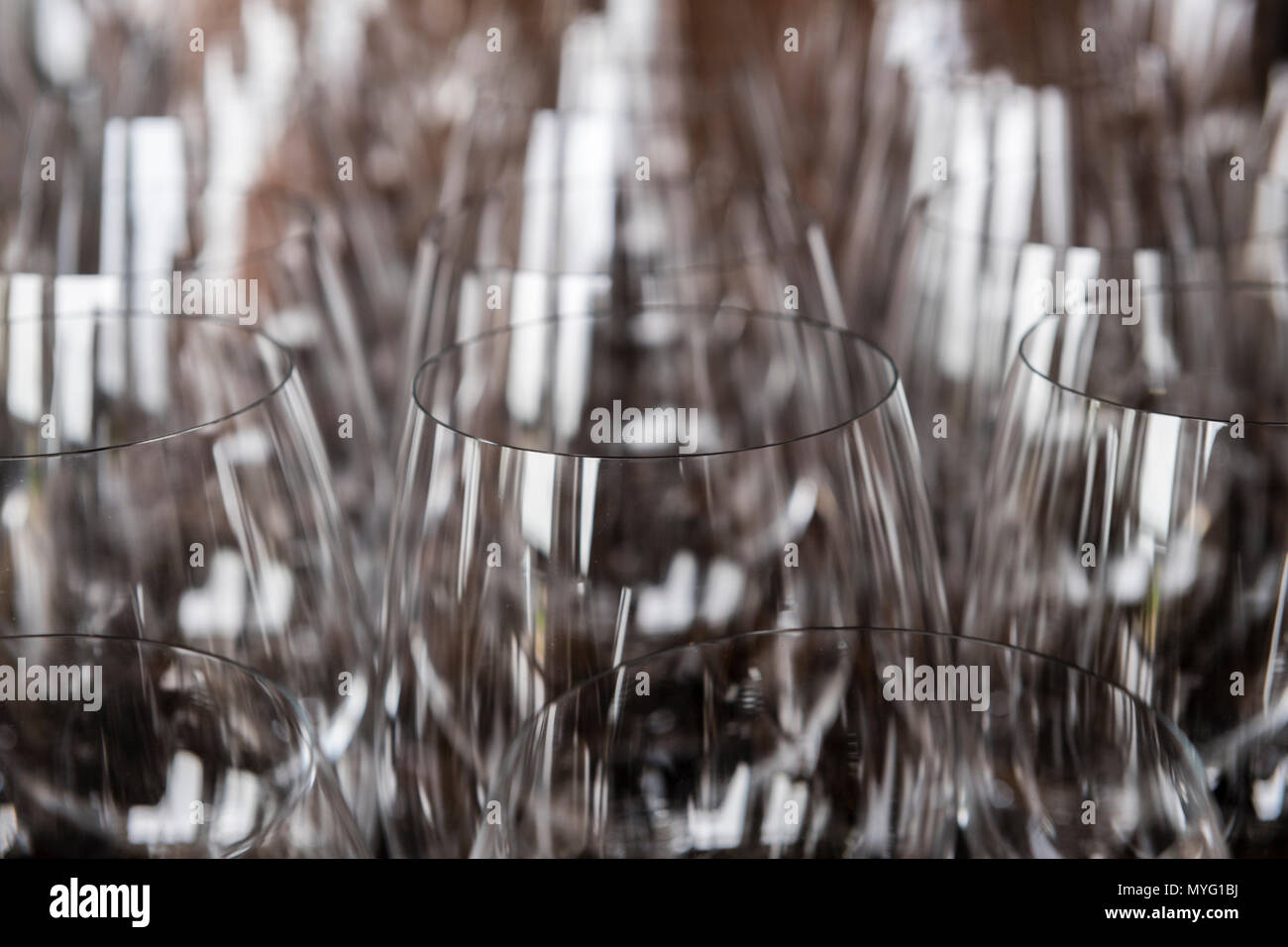 Il vetro trasparente di cerchi di bicchieri da vino sono memorizzati in un ristorante. Foto Stock
