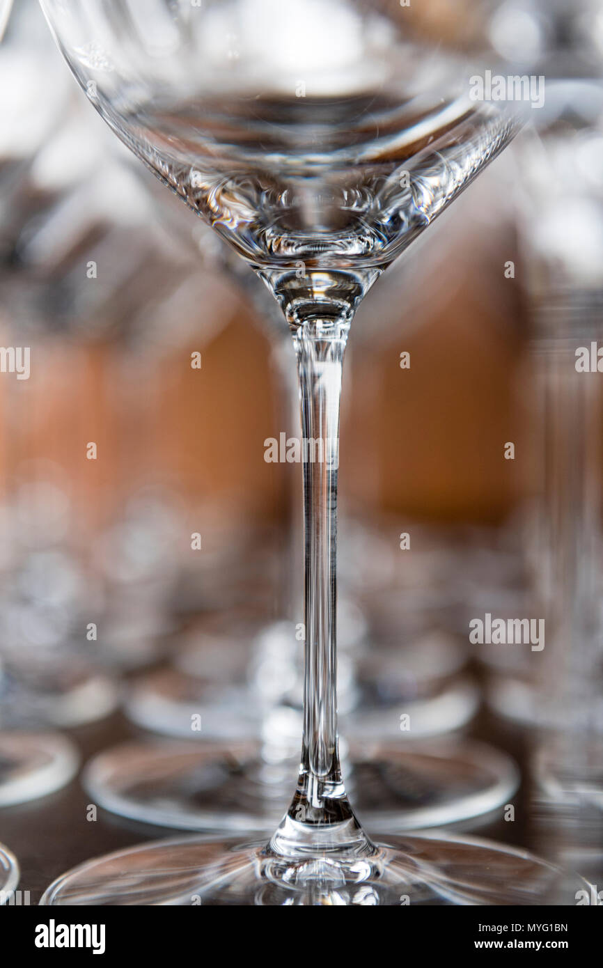 Il vetro trasparente gambi dei bicchieri da vino sono memorizzati in un ristorante. Foto Stock