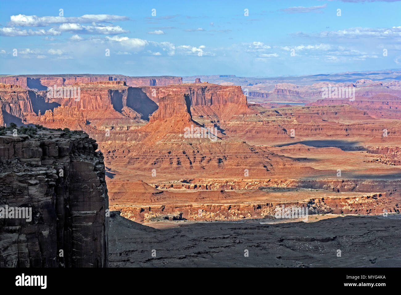 Le ombre della sera in movimento all'interno del canyon nel Parco Nazionale di Canyonlands in Utah Foto Stock