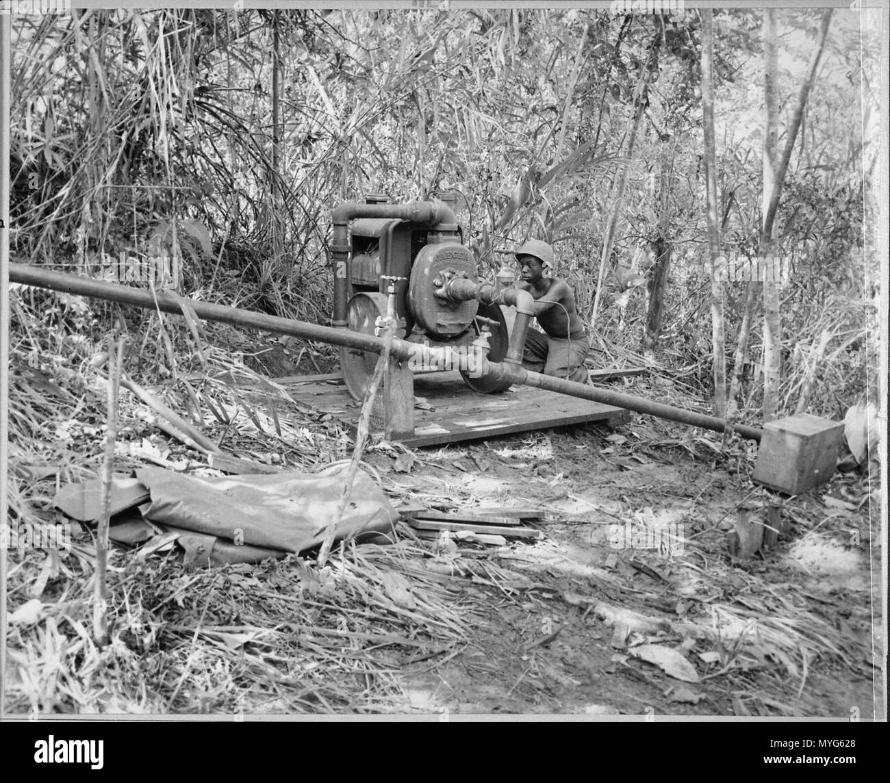 Xxxiv CBs lavorando sulla purificazione del loro approvvigionamento di acqua in corrispondenza delle Isole Salomone, ca. 08-1945 - Foto Stock