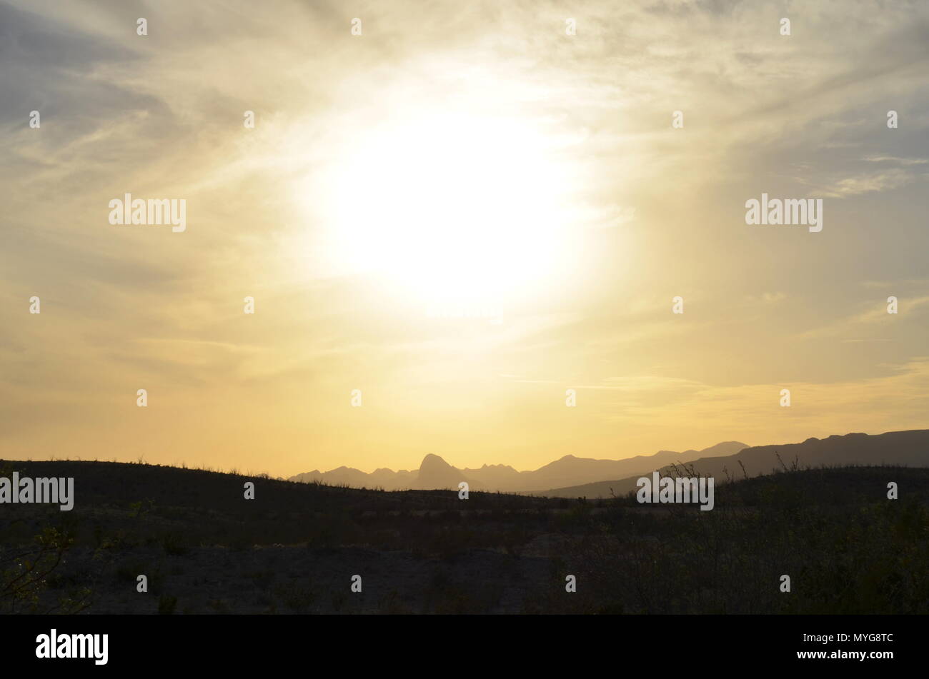 Il tramonto dalla strada ad ovest del Texas Foto Stock