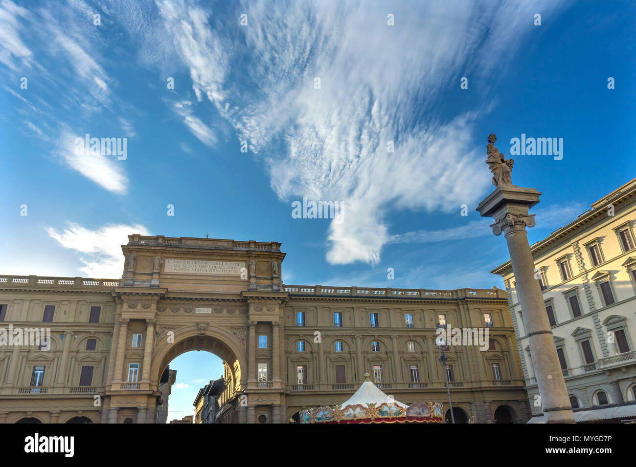 Arcone arco di Triumphal arco Piazza della Republica giostra Merry Go Round Firenze Italia. Arco creato tardi 1800s. L'iscrizione sul passaruota dice Foto Stock