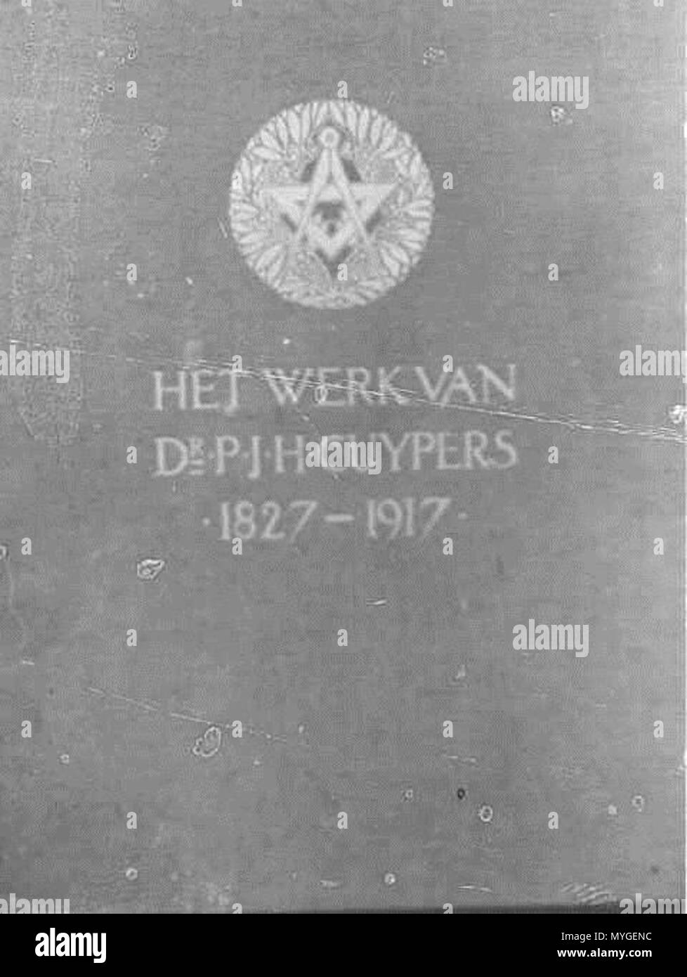 . Nederlands: Omslag Het werk van Dr. P.J.H. Cuypers. 1827-1917, Amsterdam: Van Holkema en Warendorf, 1917. 1917. Papier, lino, inkt. 49 × 37,5 cm. Roermond, Cuypershuis (0456). 1917. Pierre Cuypers (1827-1921) nomi alternativi Pierre Joseph Hubert Cuypers, Petrus Josephus Hubertus Cuypers, Pierre Joseph Hubert Cuijpers Descrizione architetto olandese, scultore, disegnatore e designer Data di nascita e morte 16 Maggio 1827 3 marzo 1921 Luogo di nascita e morte Roermond Roermond periodo di lavoro tra circa 1851 e circa 1921 sede di lavoro Anversa, Roermond (1851-1877), Amsterdam (1877-1892) Foto Stock