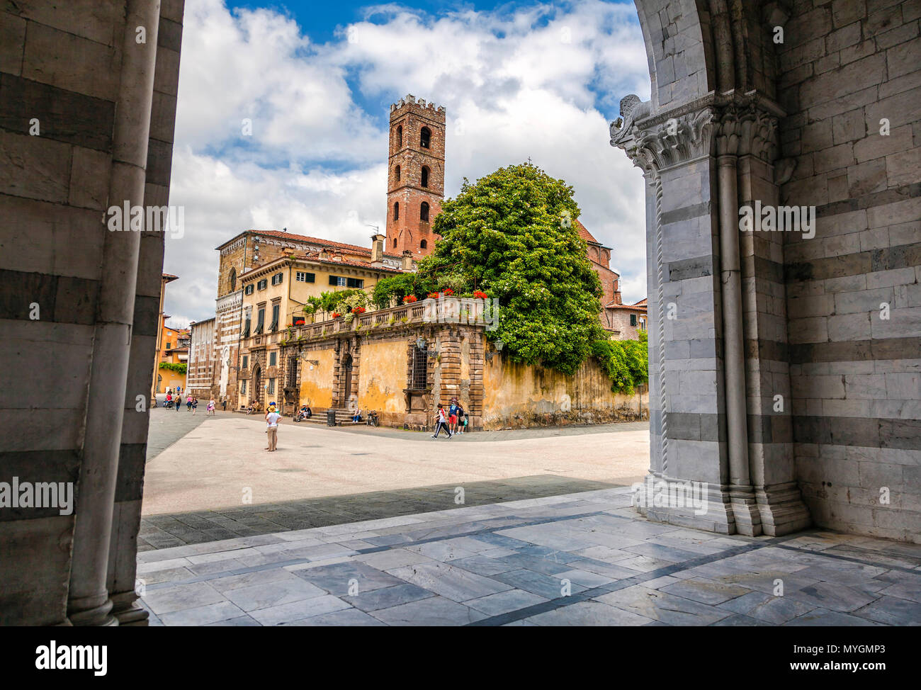 Lucca, Italia - 11 giugno 2013: per i turisti che visitano le attrazioni in piazza San Martin. La vista dalla veranda della Cattedrale di San Martino. Foto Stock