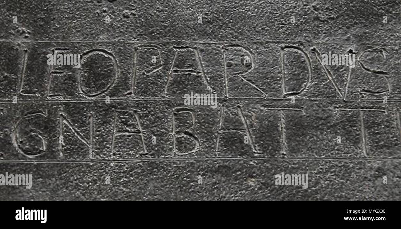 . Deutsch: Inschrift (dettaglio) des Reliquienschreins des hl. Da leopardo aus dem frühen 11. Jahrhundert, Aachener Dom (heute ersetzt durch den Corona-Leopardus-Schrein von 1911) . inizio del XI secolo. Sconosciuto 258 Iscrizione (dettaglio) della medievale scrigno reliquiario di San da Leopardo, Cattedrale di Aachen Foto Stock