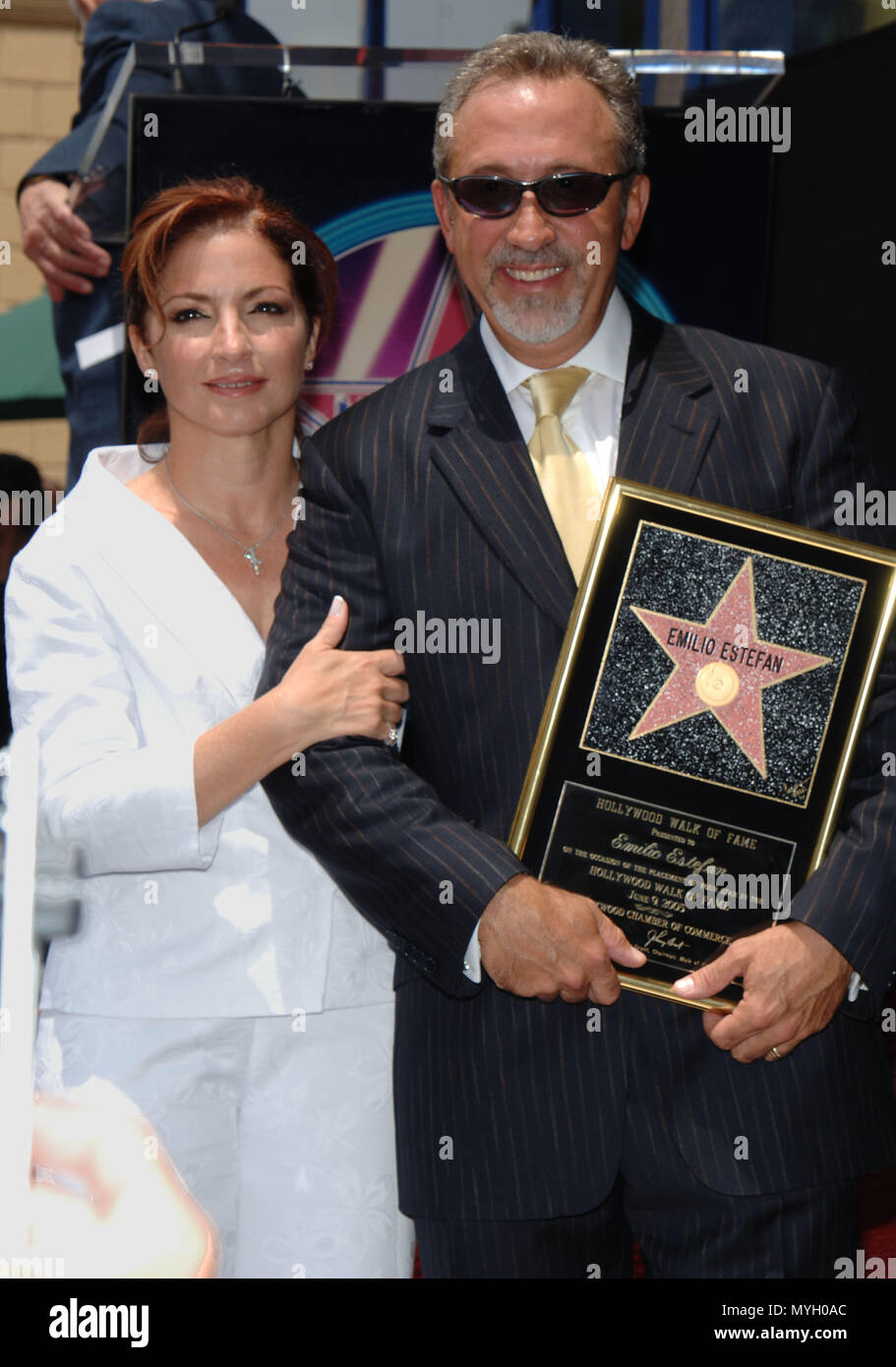 Emilio Estefan ( con la moglie Gloria ) ha ricevuto il 2287th stella sulla Hollywood Walk of Fame a Los Angeles. Giugno 9, 2005. - 15 EstefanEmilio Gloria.jpg15 EstefanEmilio Gloria evento nella vita di Hollywood - California, tappeto rosso Evento, STATI UNITI D'AMERICA, industria cinematografica, celebrità, fotografia, Bestof, arte cultura e intrattenimento, Topix celebrità moda, migliori della vita di Hollywood, evento nella vita di Hollywood - California, movie celebrità, personaggi televisivi, musica celebrità, Topix, Bestof, arte cultura e intrattenimento, fotografia, inchiesta tsuni@Gamma-USA.com , Tsuni Credito / STATI UNITI D'AMERICA, l'onore Foto Stock