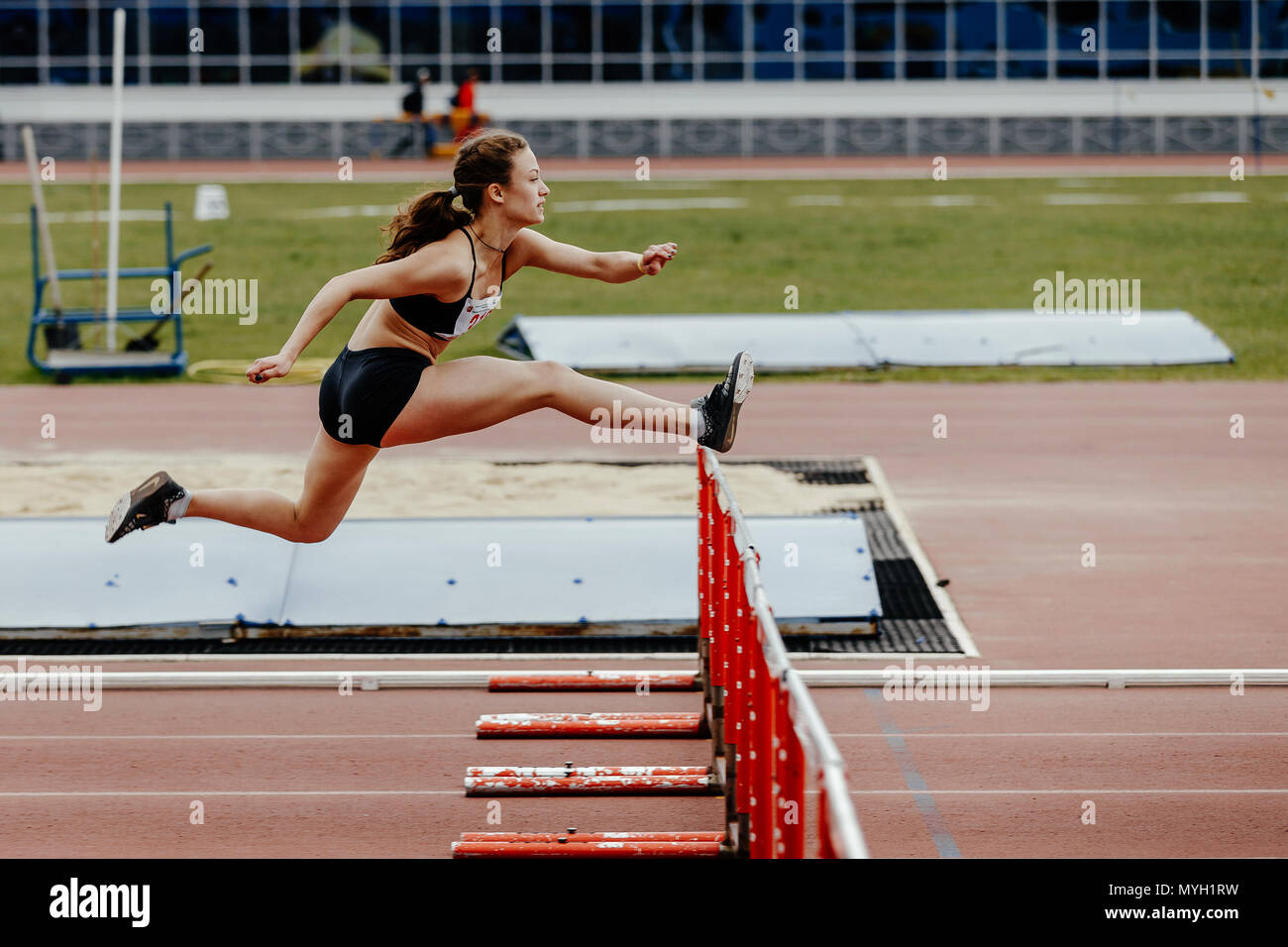 Donne atleta che corre in 100 metri ostacoli durante il campionato UrFO in atletica leggera Foto Stock