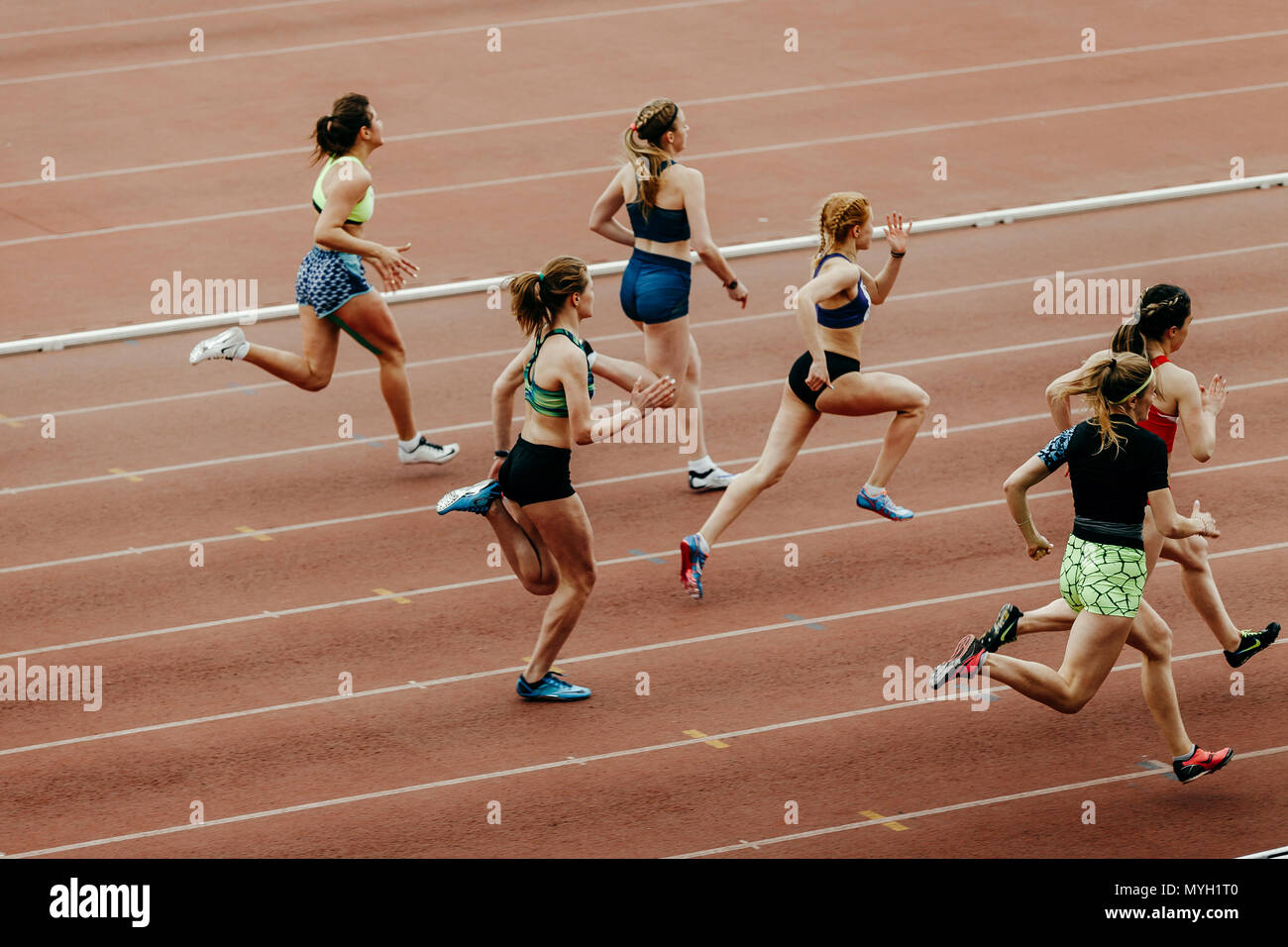 Gara di velocisti femmina in 100 metri in esecuzione durante il campionato UrFO in atletica leggera Foto Stock