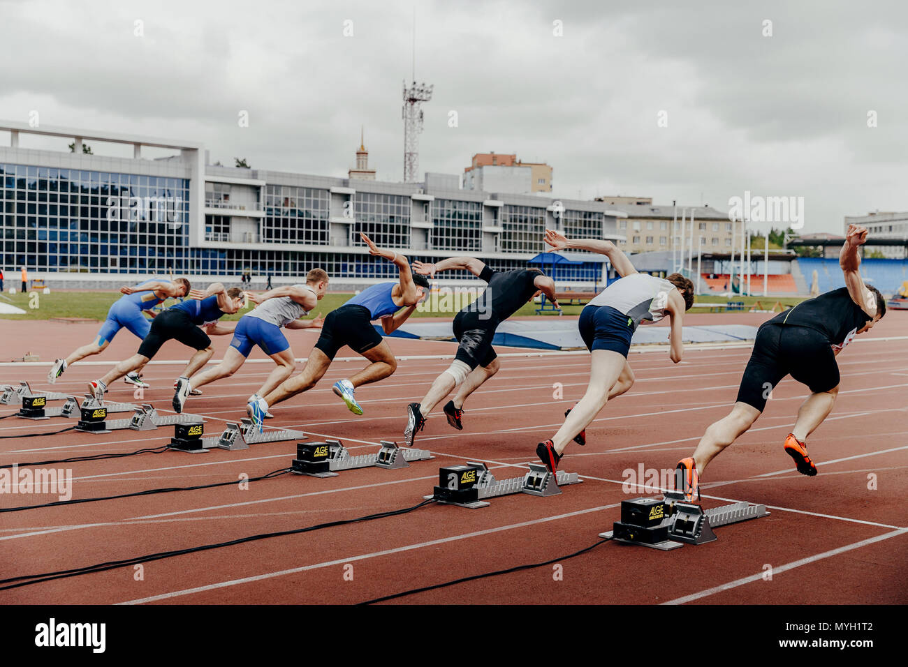 Avviare gli uomini velocisti su 100 metri in esecuzione durante il campionato UrFO in atletica leggera Foto Stock