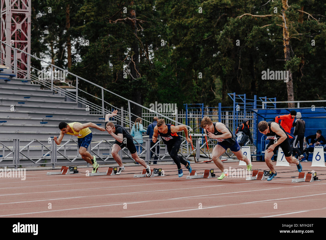 Avviare gli uomini corridori in 100 metri in esecuzione durante il campionato UrFO in atletica leggera Foto Stock