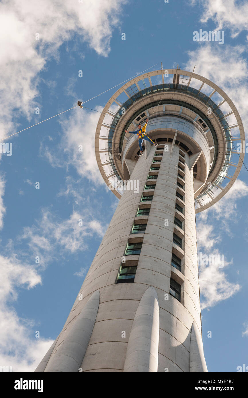 Persona bungy jumping off Auckland Skytower Foto Stock