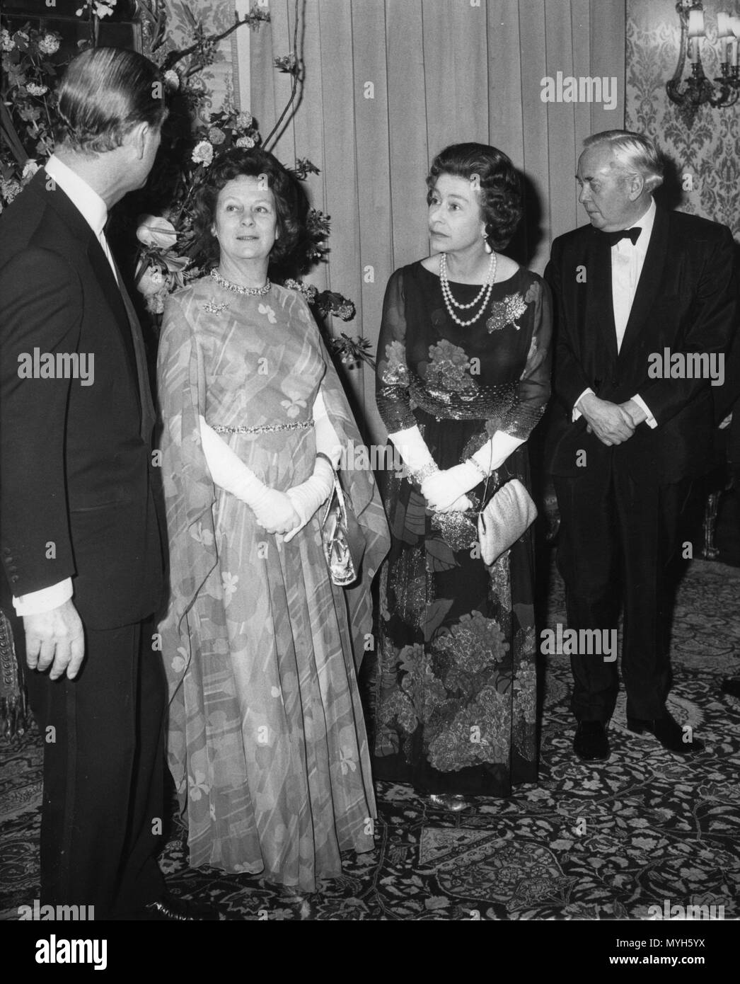 File foto datata 23/3/1976 del Duca di Edimburgo e la Regina Elisabetta II per parlare con il Primo Ministro Harold Wilson e sua moglie Maria nella camera di Stato al 10 di Downing Street. Maria Wilson è morto di età compresa tra i 102. Foto Stock