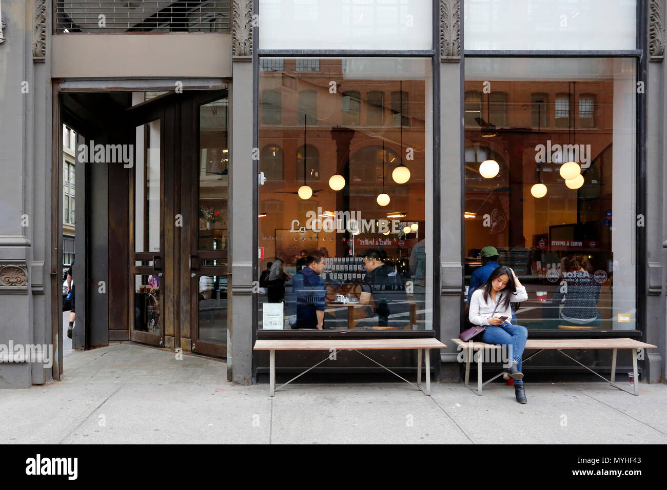 La colombe, 400 Lafayette St, New York, NY. esterno alla vetrina di un negozio di caffè in NoHo quartiere di Manhattan. Foto Stock