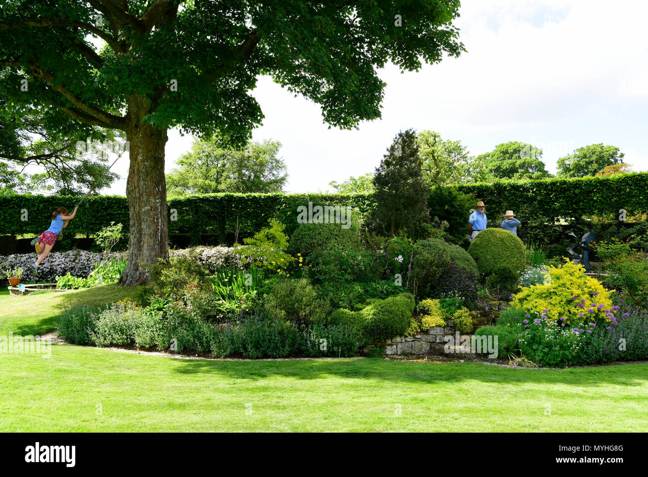 I visitatori per i giardini aperti a Newton che stanno curiosando di valenza di un cortile inglese giardino, Newton Valence, vicino a Alton, HAMPSHIRE, Regno Unito. 20.05.2018. Foto Stock