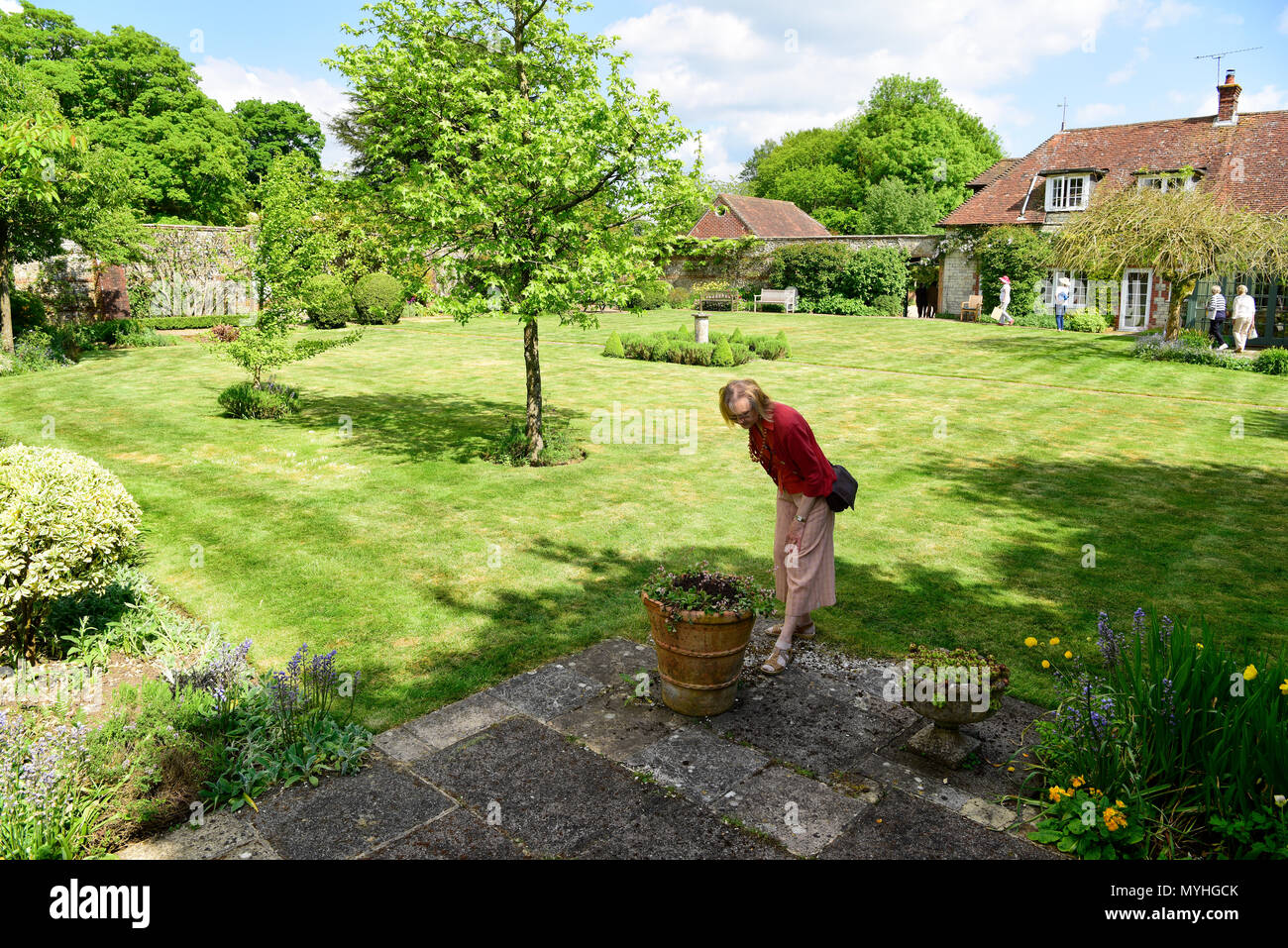 I visitatori per i giardini aperti a Newton che stanno curiosando di valenza di un giardino murato, Newton Valence, vicino a Alton, HAMPSHIRE, Regno Unito. 20.05.2018. Foto Stock