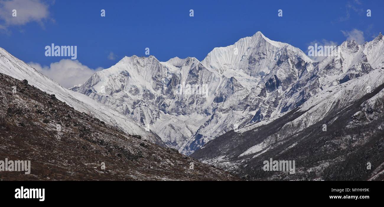 Montare Gangchenpo in primavera. Montagna del Langtang Himal gamma, Nepal. Foto Stock