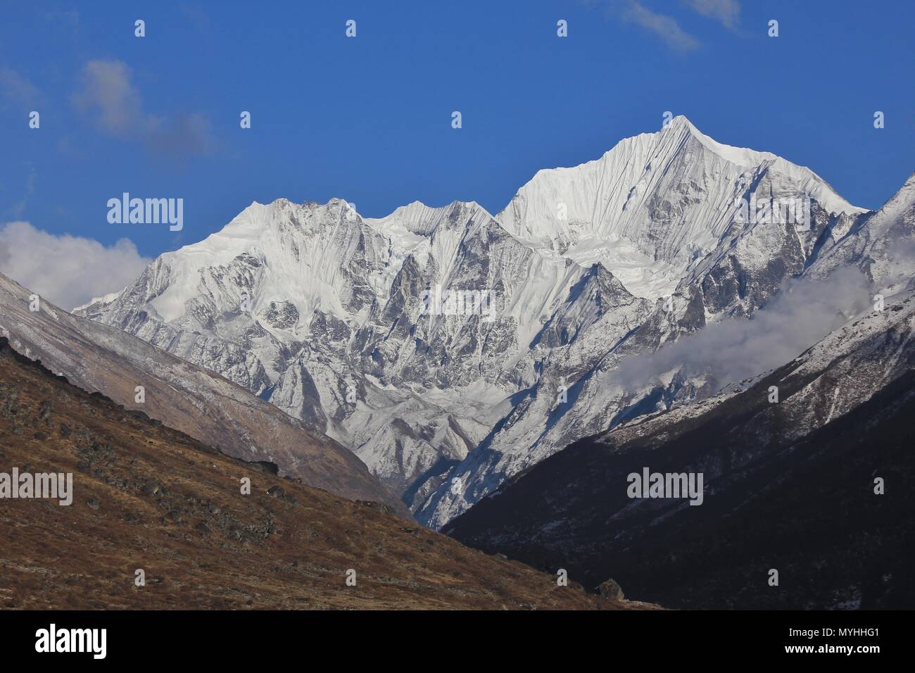 Giornata di Primavera in Himalaya. Montare Gangchenpo, Langtang valley, Nepal. Foto Stock