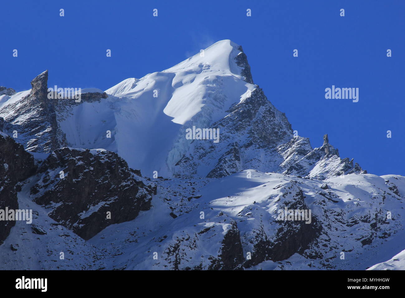 Montagna coperta di neve fresca. La molla in scena la Langtang valley, Nepal. Foto Stock