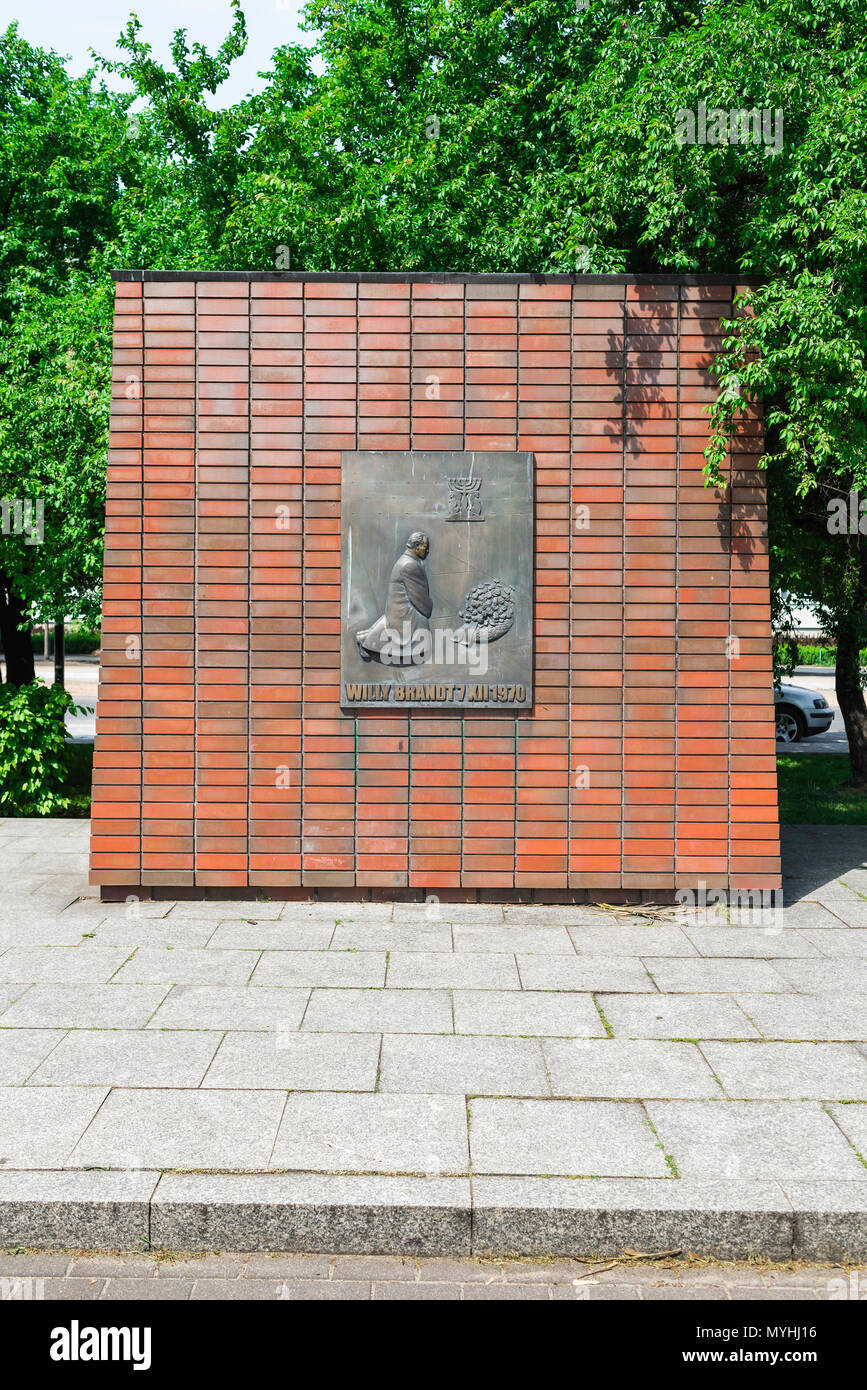 La Willy Brandt (Kniefall) monumento nel trimestre Muranow di Varsavia segna l'atto di contrizione effettuata nel 1970 dall'ex cancelliere tedesco. Foto Stock