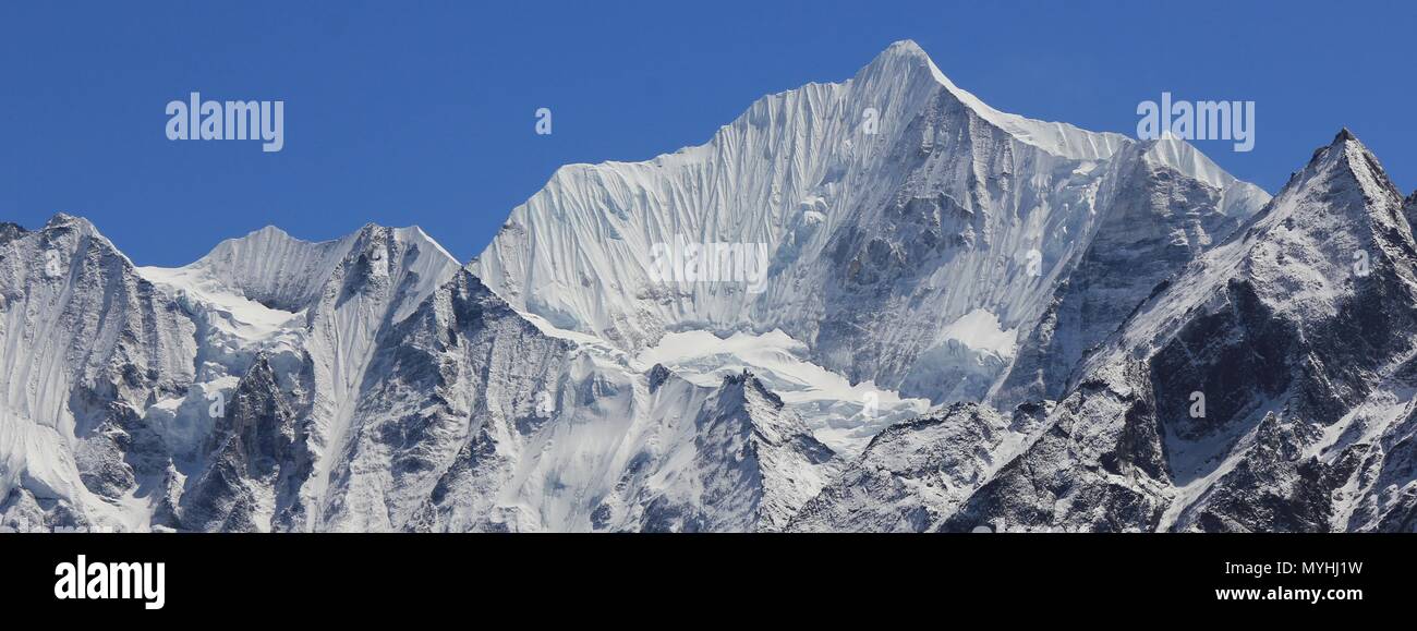Maestoso monte Gangchenpo, Nepal. In scena la Langtang National Park. Foto Stock