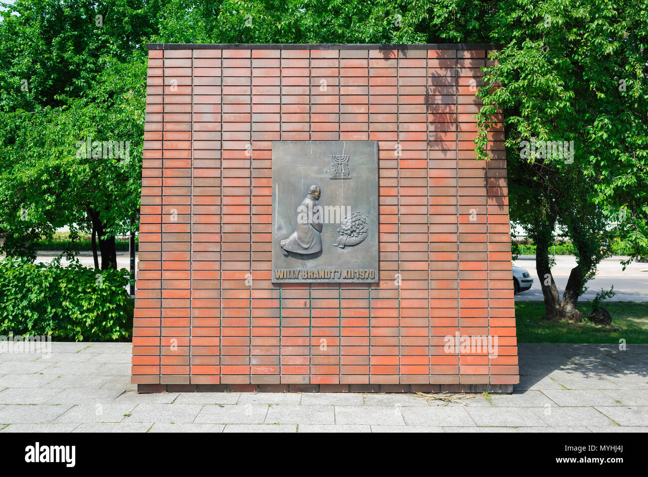 La Willy Brandt (Kniefall) monumento nel trimestre Muranow di Varsavia segna l'atto di contrizione effettuata nel 1970 dall'ex cancelliere tedesco. Foto Stock