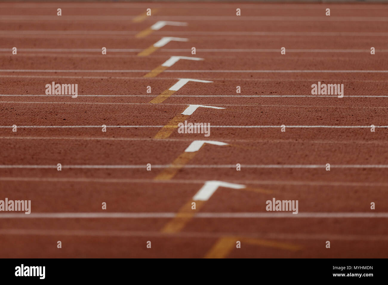 Marcatura linea pista di atletica leggera in 400 metri ostacoli in esecuzione Foto Stock