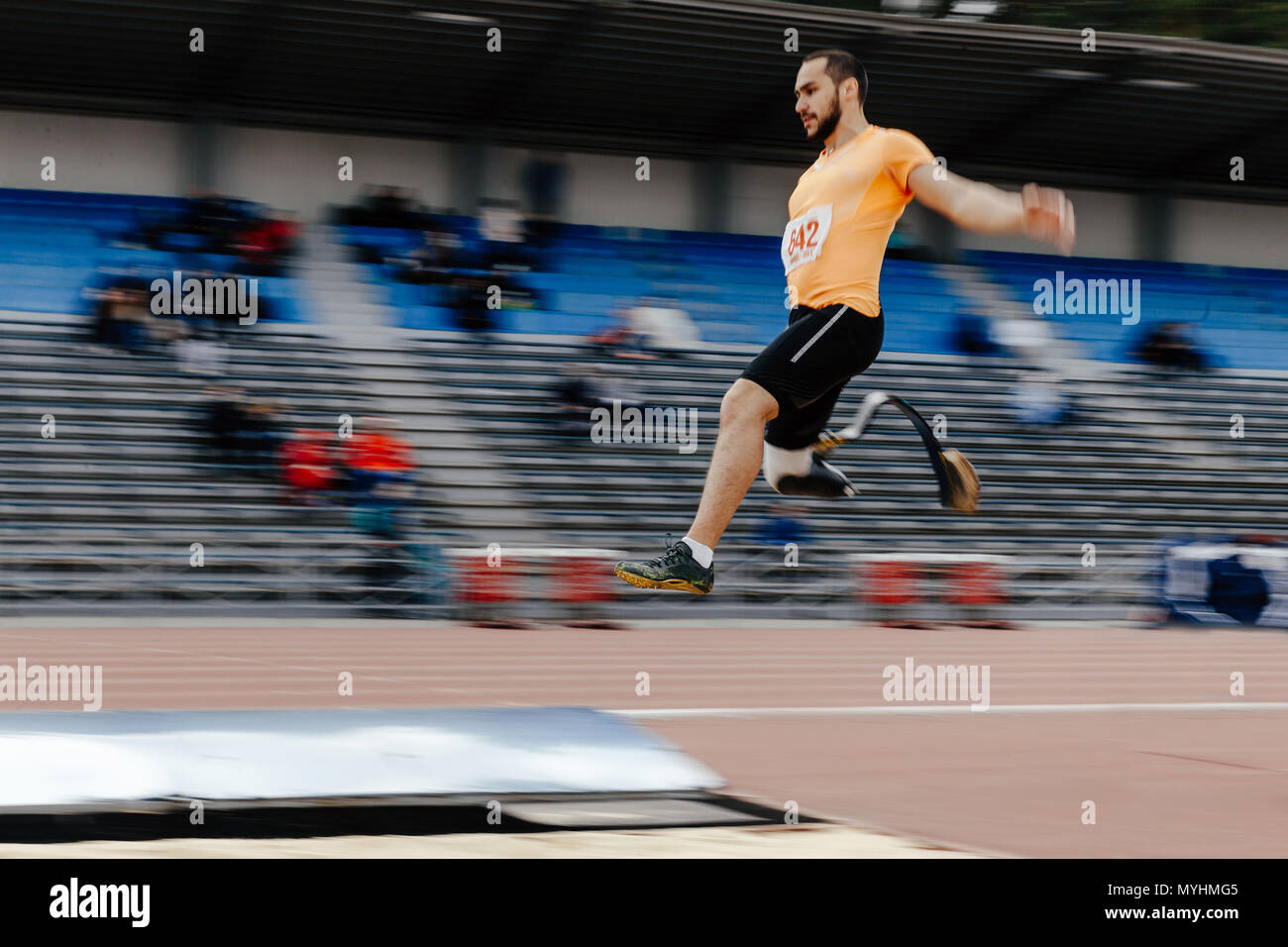 Atleta amputato disabili salto in lungo atletica Foto Stock