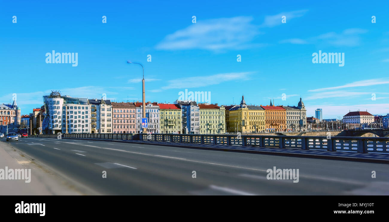 Vista su Praga gli edifici colorati dal ponte sul fiume Vltava sul luminoso giorno d'estate. Effetto diorama Foto Stock