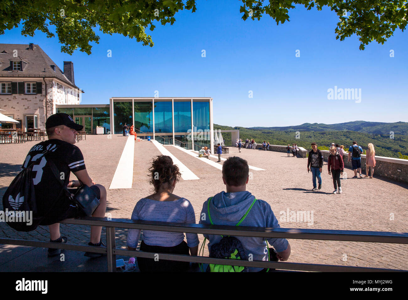 L'Europa, Germania, Siebenbirge, terrazza su Drachenfels montagna in Koenigswinter. Europa, Deutschland, Siebenbirge, Terrasse auf dem Drachenfels essere Foto Stock