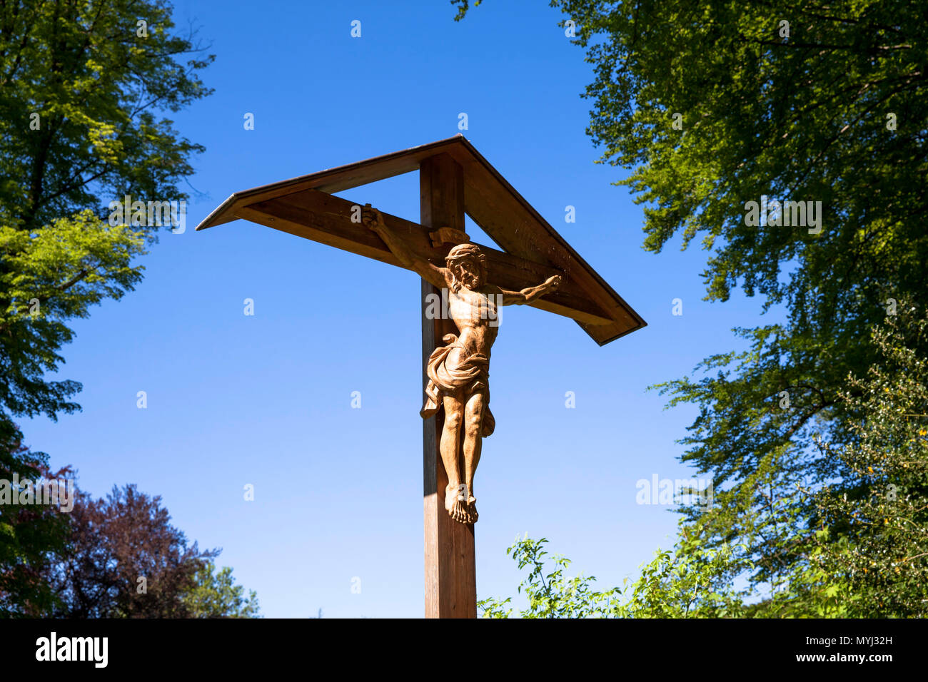 L'Europa, Germania, crocifisso su un cimitero vicino a Koenigswinter. Europa, Deutschland, Kreuz auf einem Friedhof bei Koenigswinter. Foto Stock