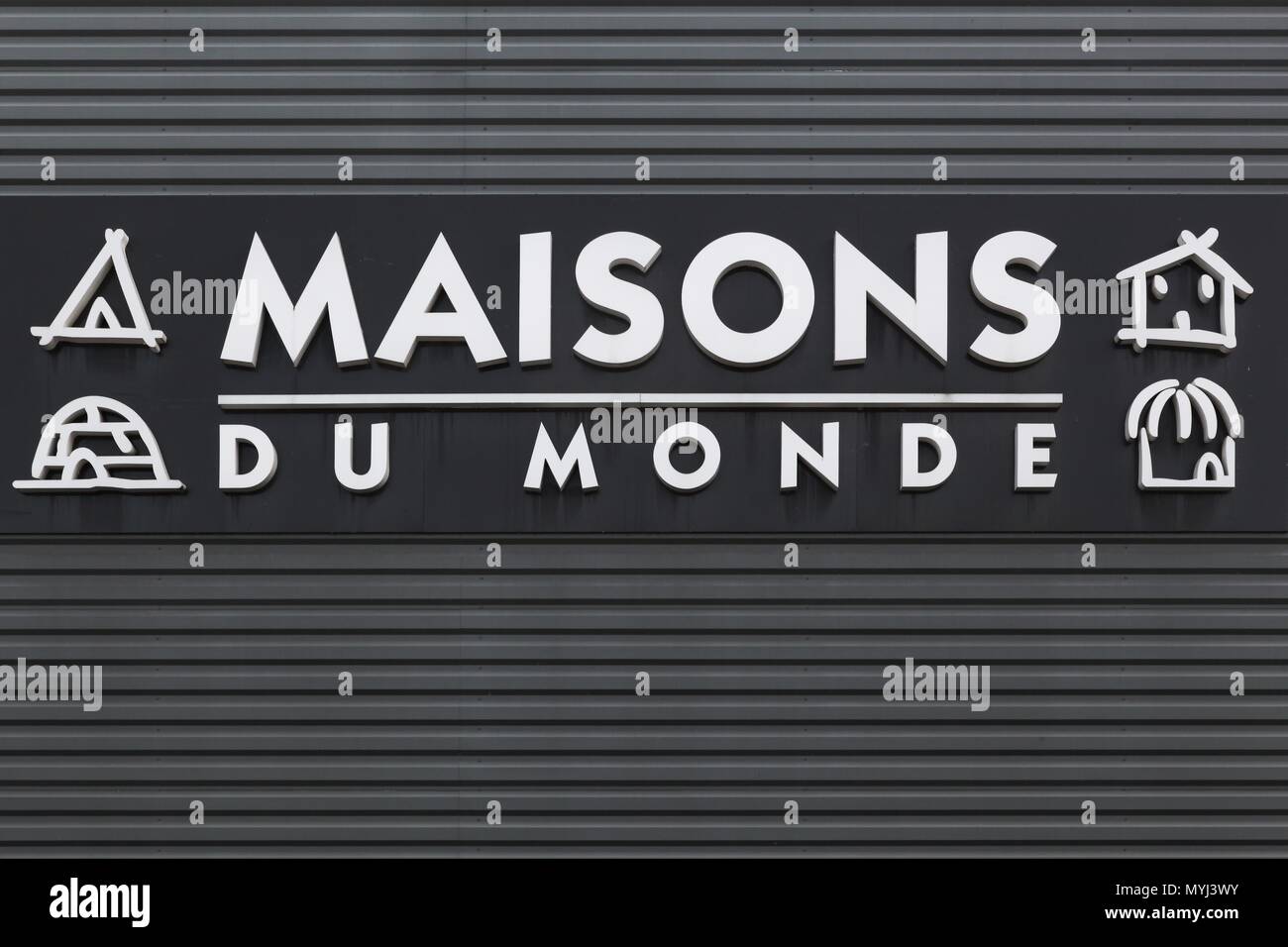 Macon, Francia - 27 Maggio 2018: Maisons du Monde logo su una parete.  Maisons du Monde è un francese di arredamento e decor home azienda fondata  a Brest in 1990 Foto stock - Alamy
