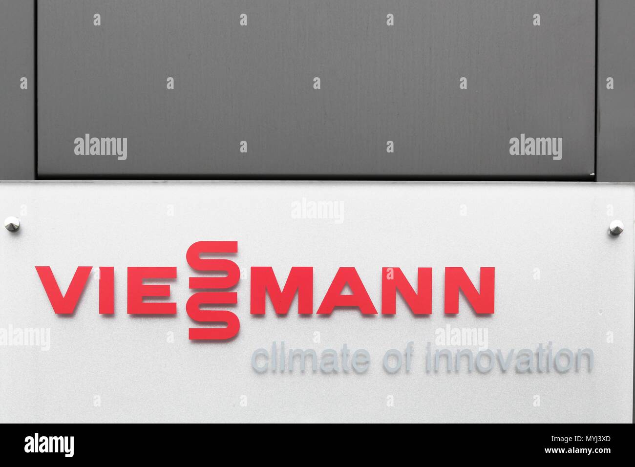 Villefranche, Francia - 27 Maggio 2018: Viessmann logo su una parete. Il gruppo Viessmann è un produttore internazionale di riscaldamento industriale, Foto Stock