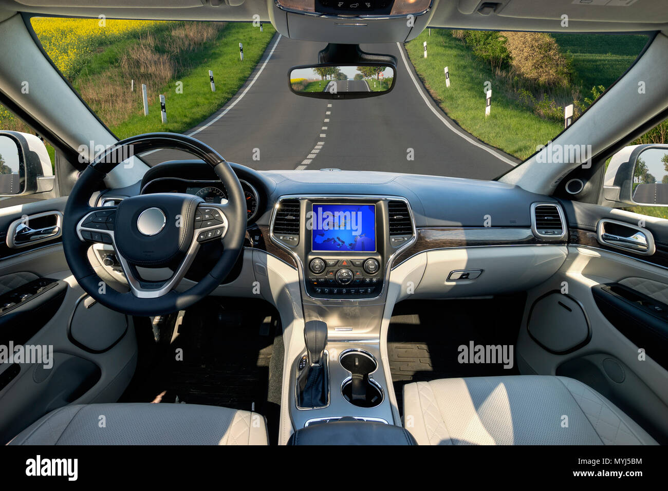 Interno di un auto di lusso, il concetto di viaggio Foto Stock