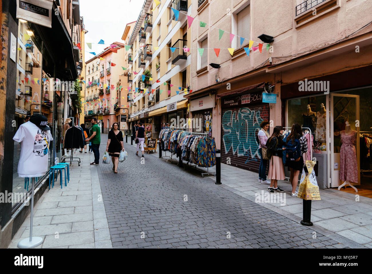 Madrid, Spagna - 2 Giugno 2018: vista del mercato delle pulci di Lavapies Trimestre in Madrid. Essa è stata a lungo considerata come il più tipico quartiere di Madrid Foto Stock