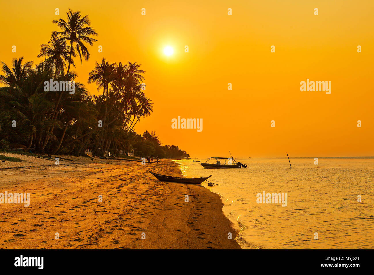 Tramonto sulla spiaggia di Bang Po. Isola di Samui. Thailandia. Foto Stock