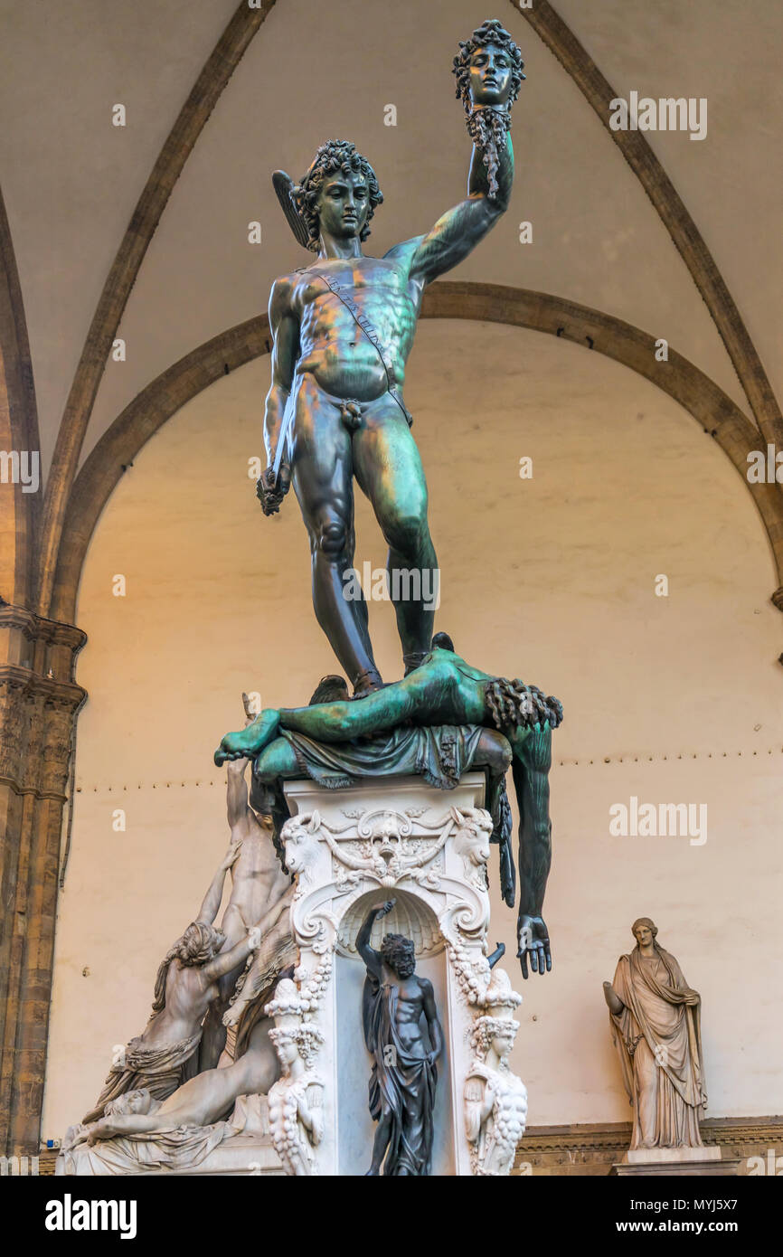 Perseus Medusa statua Loggia dei Lanza di Piazza della Signoria a Firenze Toscana Italia. Perseo statua creato 1500s di Benvenuto Cellini. Foto Stock