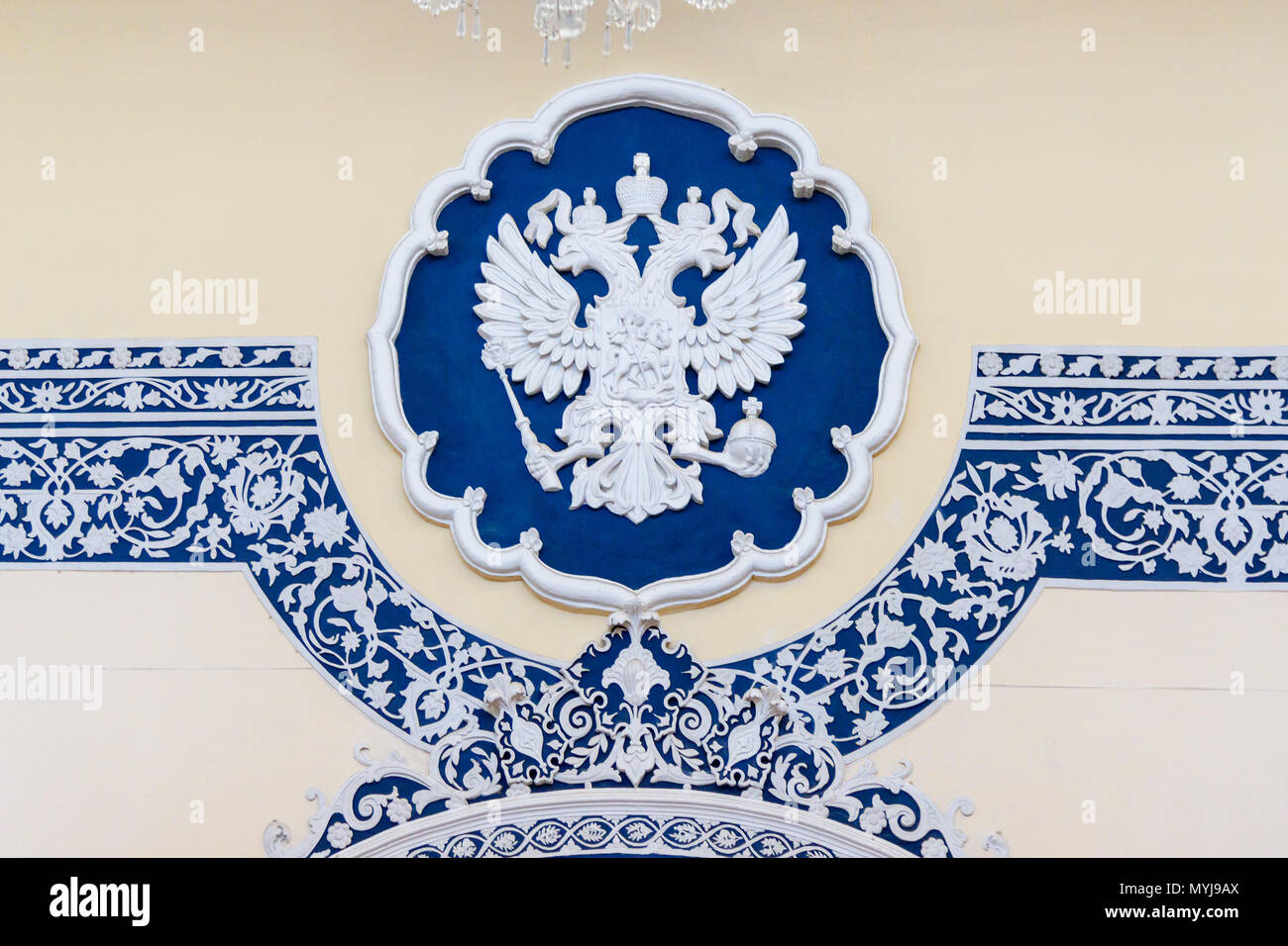 Tehran, Iran - 18 Marzo 2018: Stemma della Russia è Imperial Eagle, stato russo emblema sulla parete in ambasciata di Russia xviii di marzo 2018 Foto Stock
