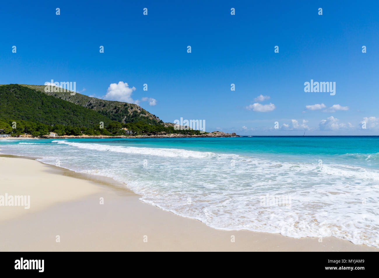 Mallorca, perfetto paradiso di spiaggia di sabbia bianca di Cala Agulla accanto a Cala Ratjada Foto Stock