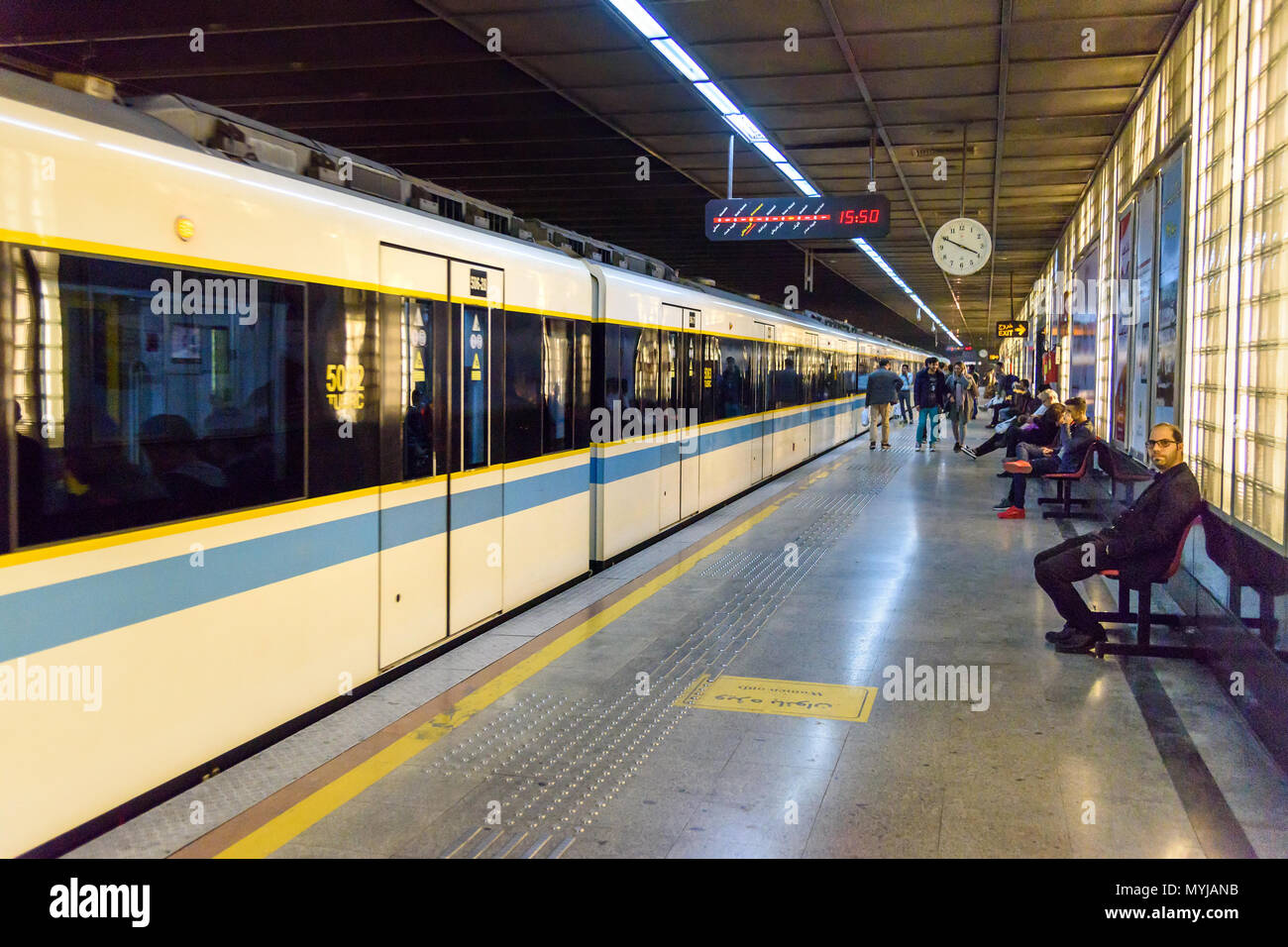 Tehran, Iran - 19 Marzo 2018: Vista della stazione della metropolitana di Tehran Metro Linea 1, colore rosso su mappe di sistema Foto Stock