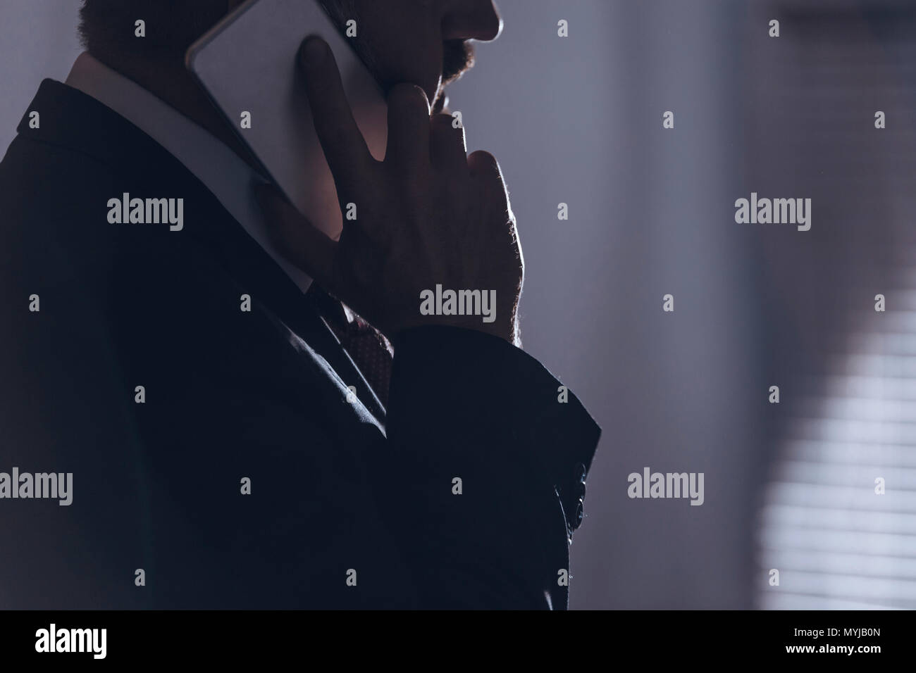 Close-up di imprenditore ha sottolineato parlando al telefono Foto Stock