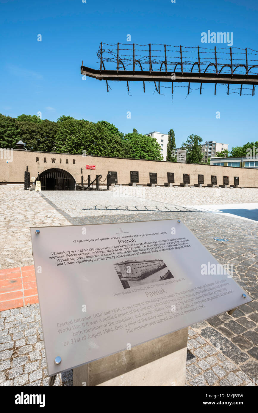 Pawiak di Varsavia, la vista di una sezione originale di filo spinato gateway e la placca di informazioni all'ingresso della Pawiak Prison Museum a Varsavia in Polonia. Foto Stock