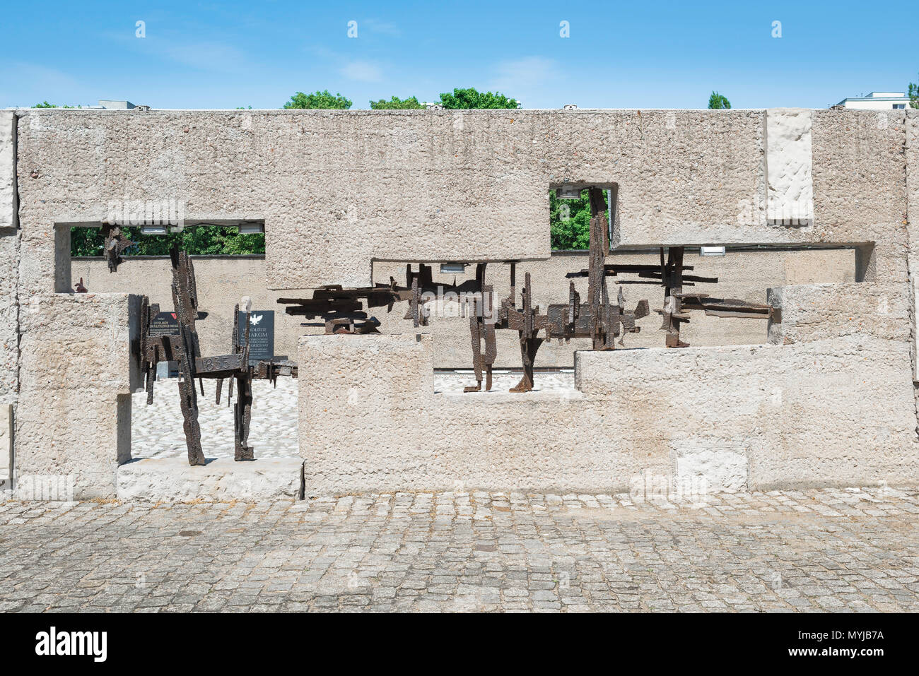 Varsavia Pawiak, una sezione di moderno muro di confine nella parte anteriore del Pawiak Prison Museum, sito di un famigerato nazista centro di interrogazione di Varsavia. Foto Stock