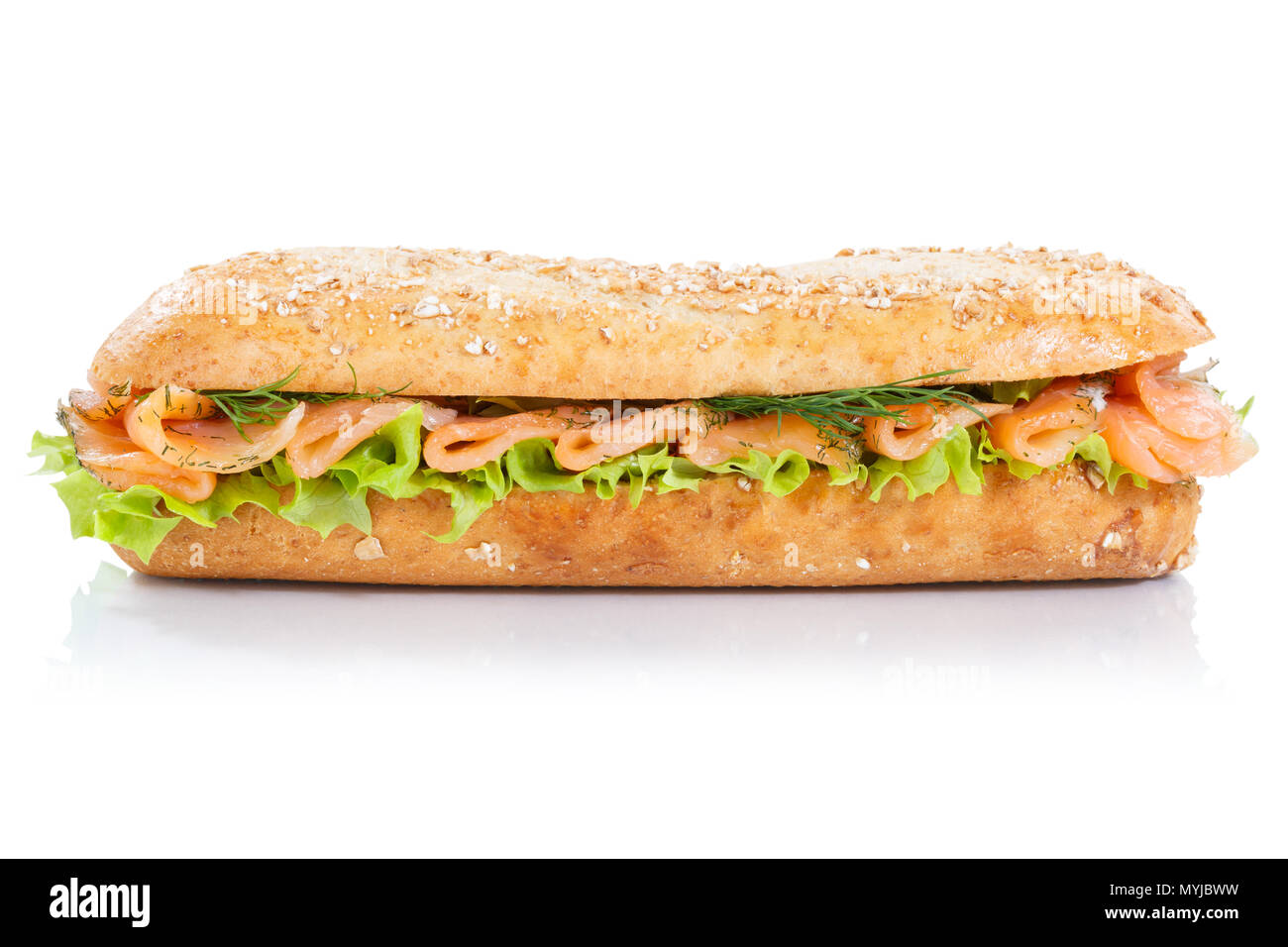 Sandwich Sub grani interi baguette con salmone affumicato pesce isolato laterale su sfondo bianco Foto Stock