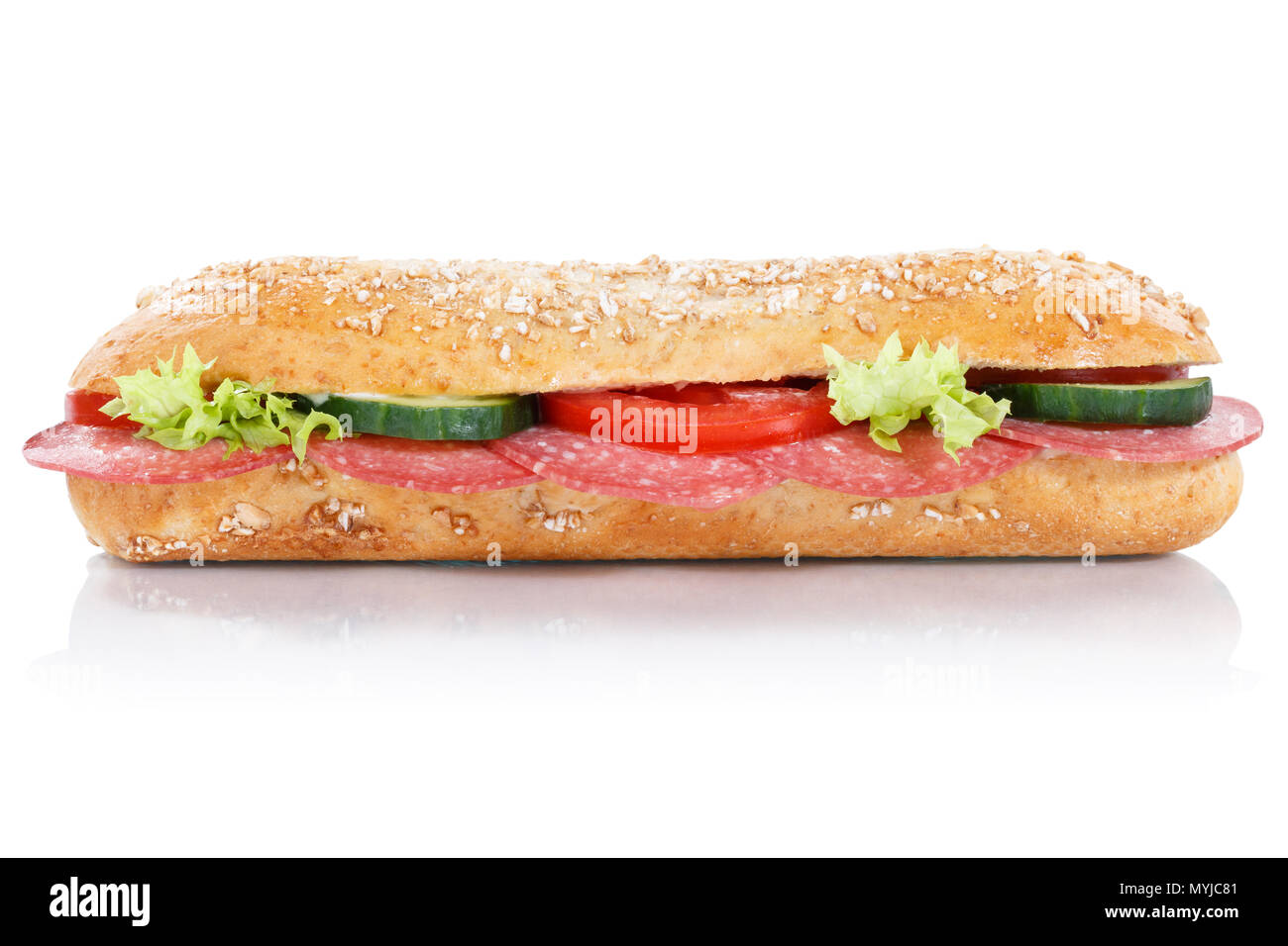 Sub panino con salame Grani interi Grani laterali baguette isolato su uno sfondo bianco Foto Stock