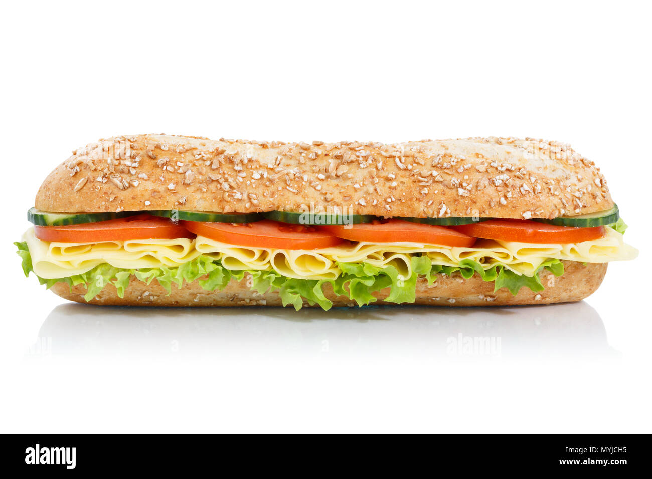 Sub tutto il sandwich di grani di grano baguette con formaggio isolato laterale su sfondo bianco Foto Stock