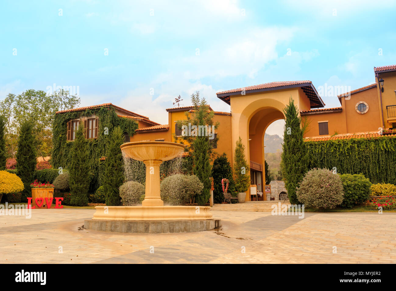 KORAT , della Thailandia - 18 Febbraio 2015 : Primo Piazza , lo stile italiano piccola cittadina in provincia di Korat in Thailandia . La fontana a nella parte anteriore del primo pi Foto Stock