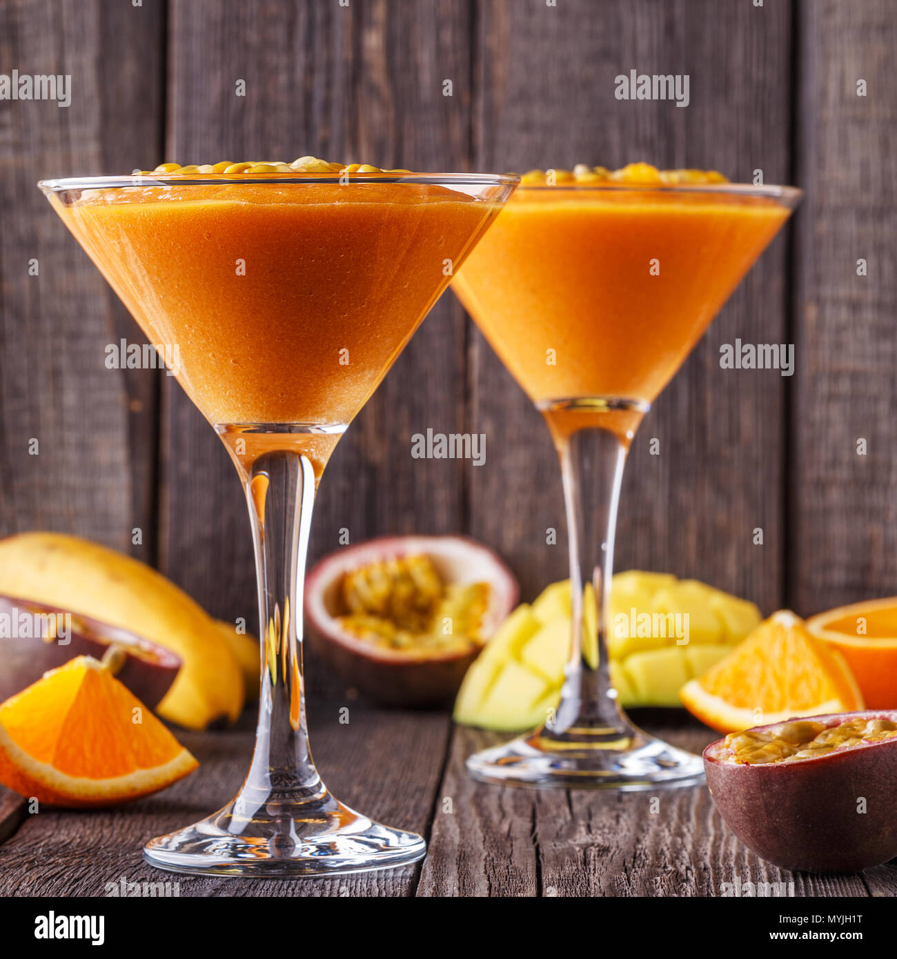 Frullato tropicale con ingredienti, il fuoco selettivo. Foto Stock