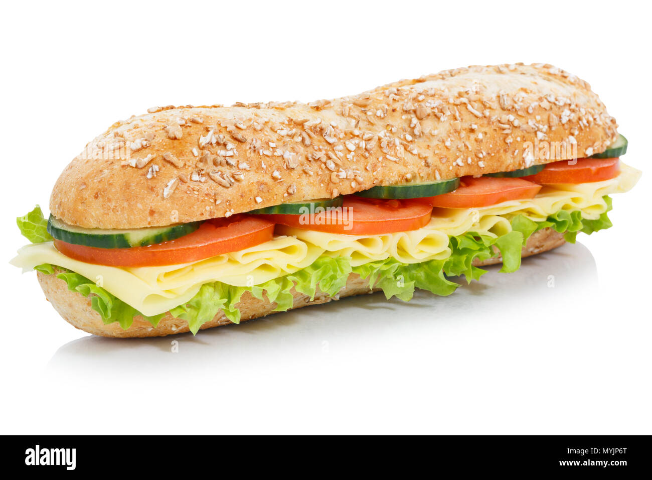 Sub tutto il sandwich di grani di grano baguette con formaggio isolato su uno sfondo bianco Foto Stock