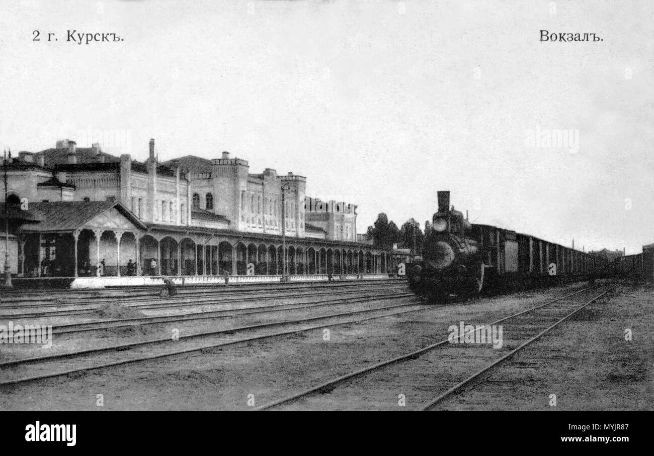 . Inglese: Kursk vecchia stazione ferroviaria (Yamskoy Vokzal, Kursk I) all'inizio del XX secolo. Vista dalle ferrovie. In treno da mosca è arrivato. Русский: Железнодорожный вокзал Курска (Ямской вокзал, станция Курск I) в начале ХХ века. Со Вид стороны железнодорожных путей. Прибывает поезд из Москвы. 1913. Publisher (издатель): Северное художественное изательство, Москва 306 Kursk Stazione ferroviaria vecchio (vista dalle ferrovie) 1 Foto Stock